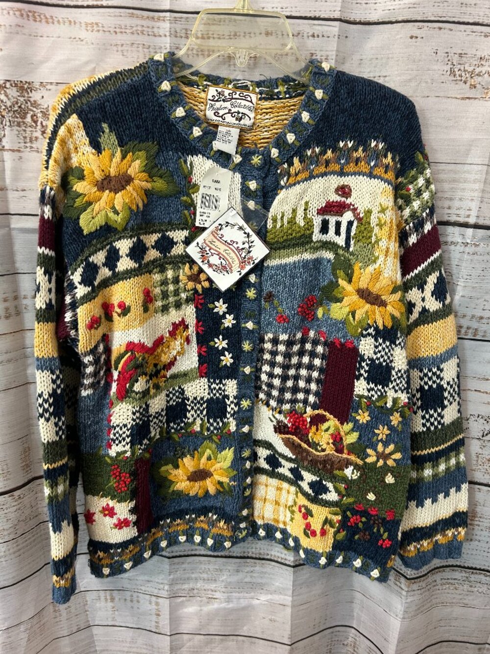 Heirloom Collectibles Women's sweater Size Medium NWT